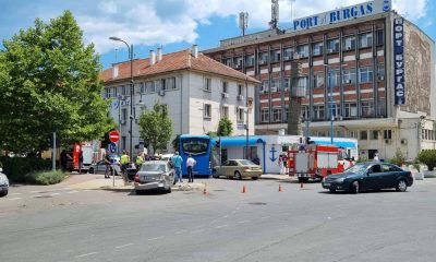 Автобус помете 2 коли в Бургас и се вряза в бетонна стена