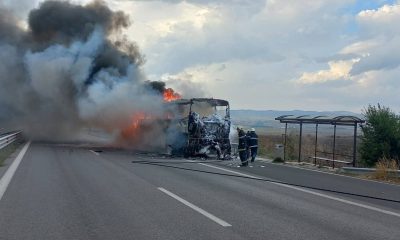 Автобус е в пламъци близо до детския магазин "Джъмбо" в Бургас.