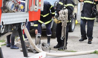 Пожари в Нова Загора. Вадят мъж през прозореца, пиян подпали къщата