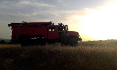 Гори стърнище на пътя на Пловдив-Садово, вятърът разнася пламъците