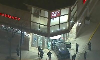 SUV се заби във витрина на Walgreens в Чикаго