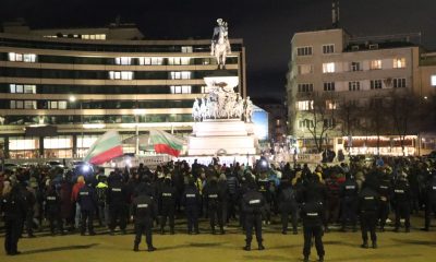 Стотици хора пред НС на протест срещу хартиената бюлетина